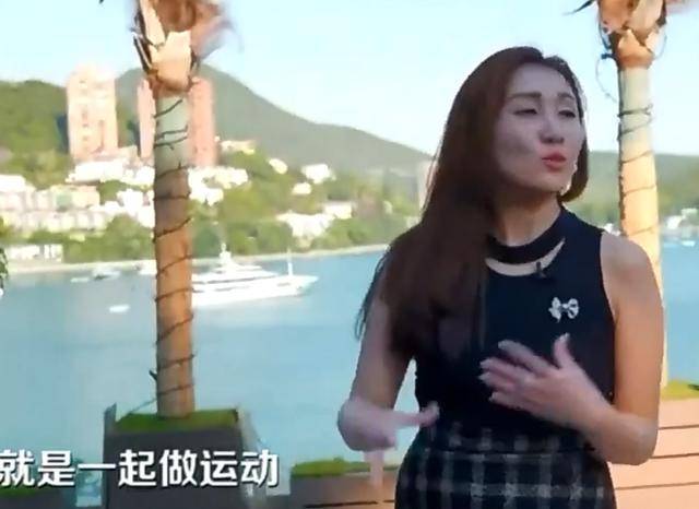 何超盈带女儿参加升旗礼，传承爱国之情与家庭责任_权威解释