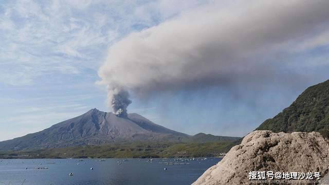 探索日本火山灰柱，揭秘3400米高处的奇迹_全面解答解释落实