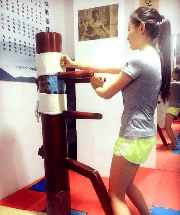 女生学咏春拳，力量与柔美的完美结合_精准解答落实