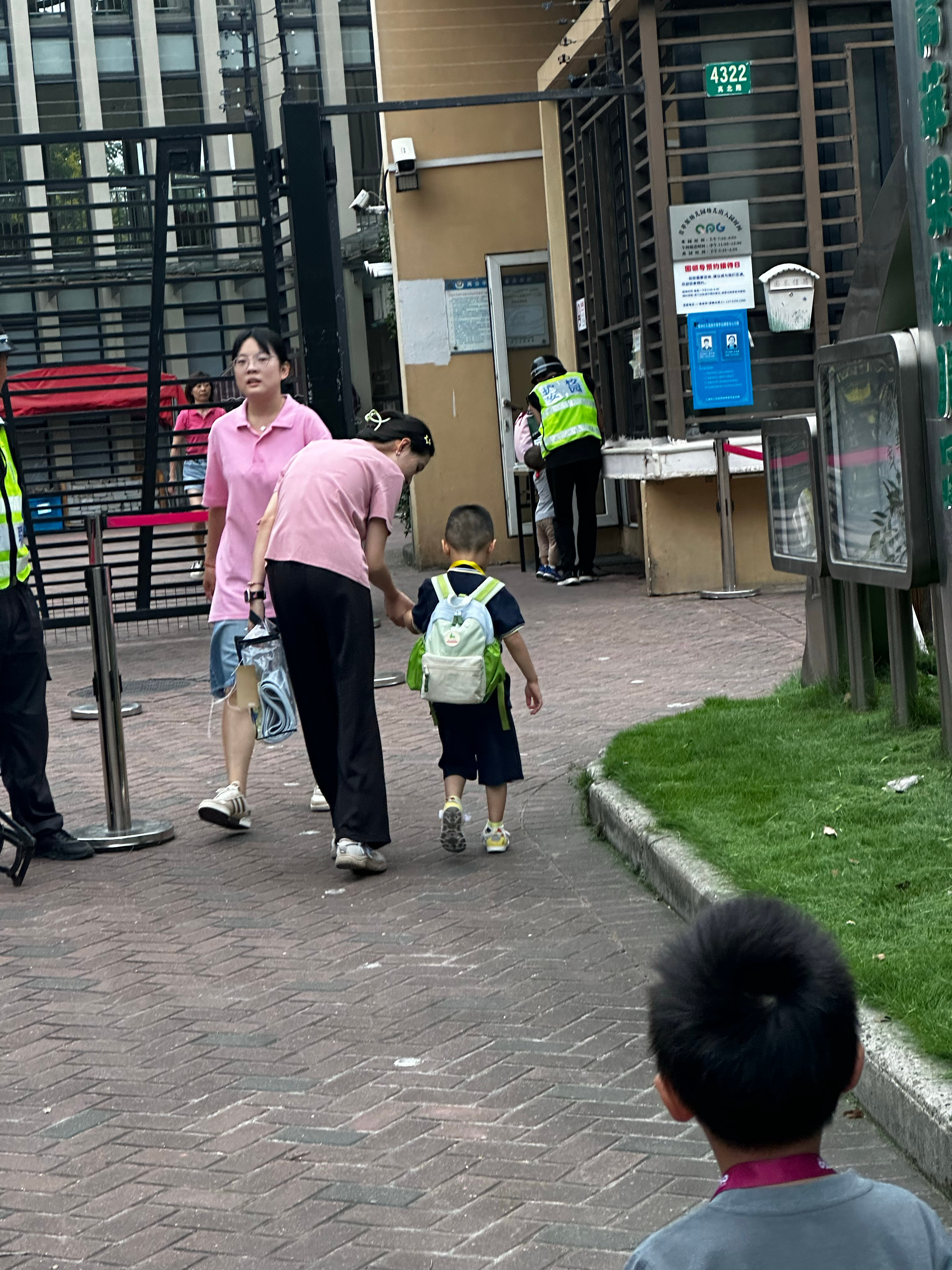 平台回应家长请跑腿送孩子上学的现象_执行落实