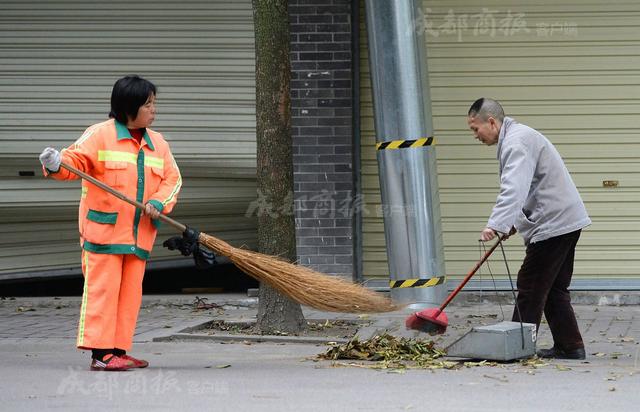 帮环卫工丈母娘扫街，一份真挚的情感与社会的责任_说明落实