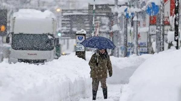 日本北海道大雪肆虐，超过40个航班遭遇取消_词语解释