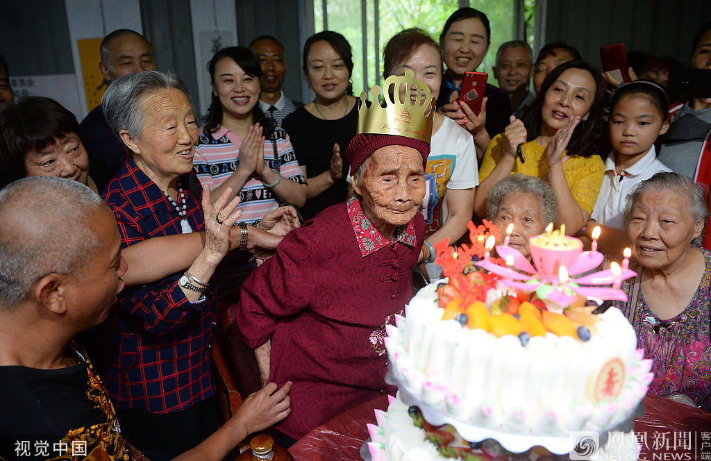 四川老人124岁生日六世同堂，跨越百年的家族庆典_精选解释