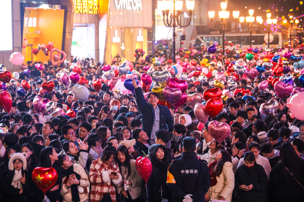 武汉江汉路众人倒数跨年放飞气球，一场盛大的狂欢之夜_细化方案和措施