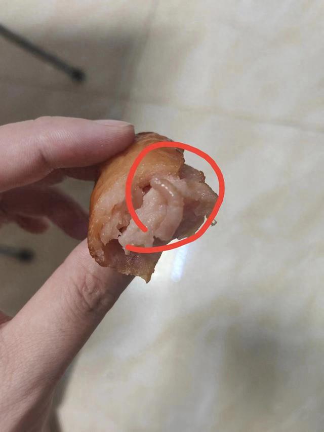 女子烤肠中吃出异物，食品安全问题引发关注_精密解答