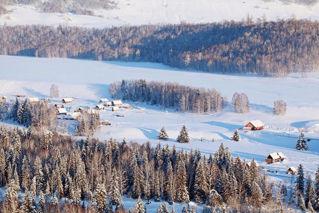 新疆阿勒泰，白雪覆盖下的城市魅力_说明落实