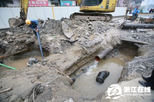 在建工地水泥罐爆了？杭州地铁回应