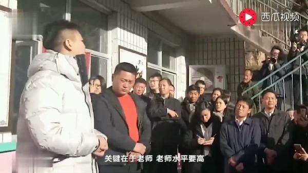 刘强东给当年小学老师每人赠送十万，感恩教育，回馈社会_执行落实