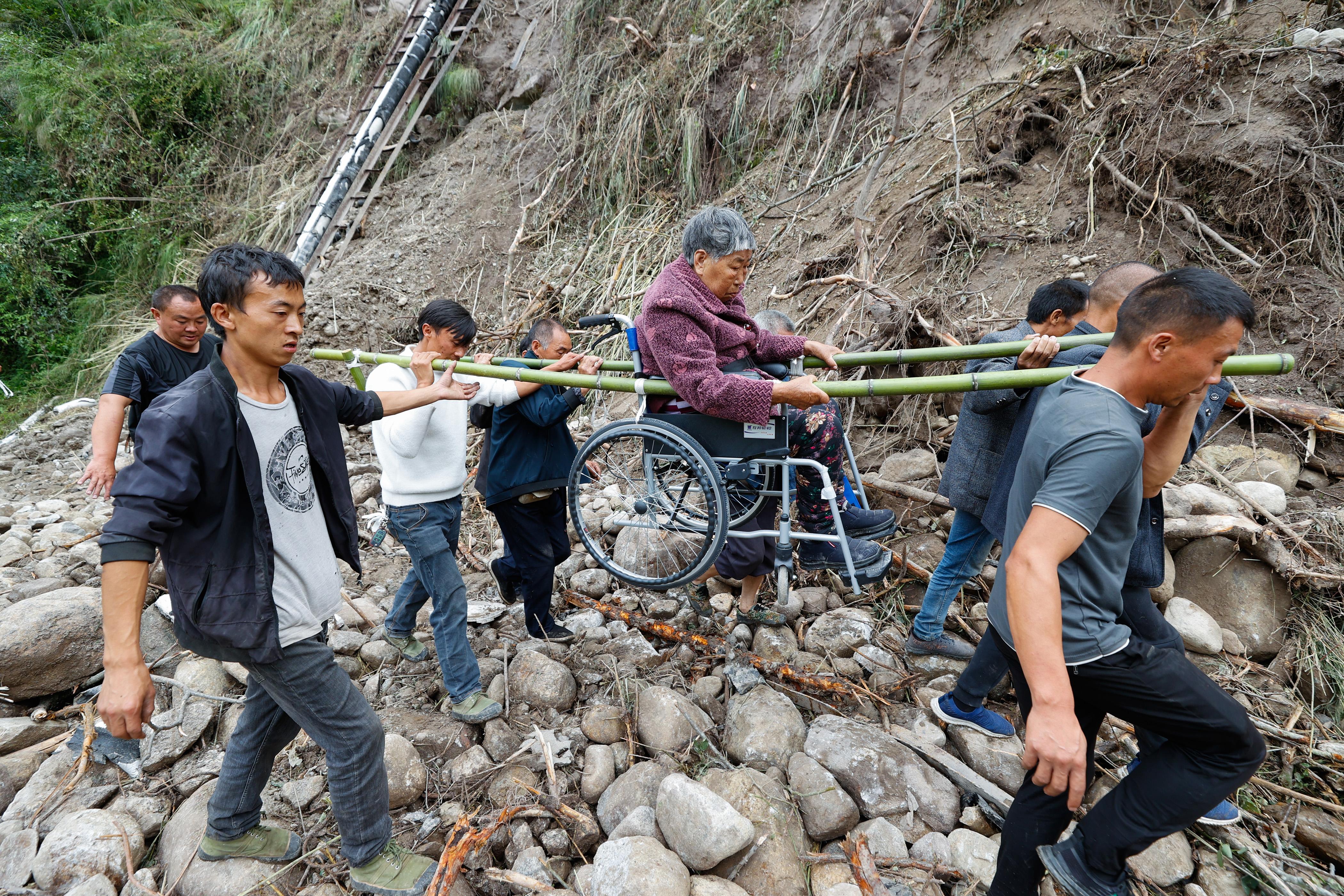 四川泸定县地震，灾难中的坚韧与希望_解答解释落实