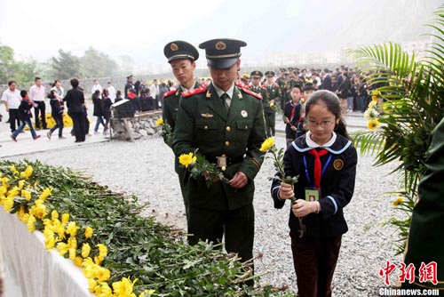 西藏地震发布会现场为遇难者默哀，深切哀悼，共铸人间真情_权威解释