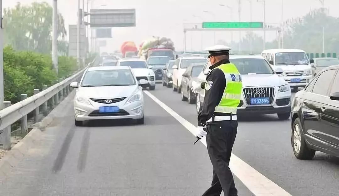 一、标题，外卖员遭遇意外，撞止车柱引发骨折_动态词语解释落实