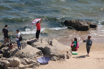 游客海滩拍照遭驱赶事件引发热议_落实执行