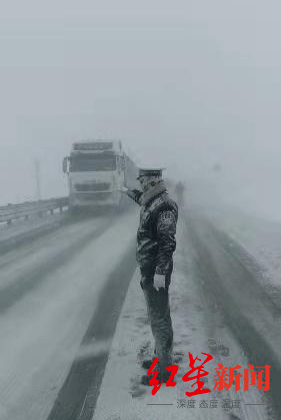 四川小伙雪天高压线上作业引关注_精准解释落实