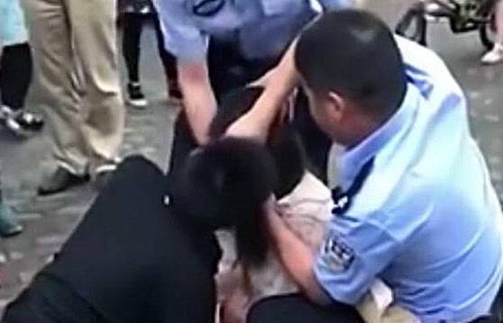 男子当街家暴被女生隔空制止，勇敢发声，守护公正_反馈记录和整理