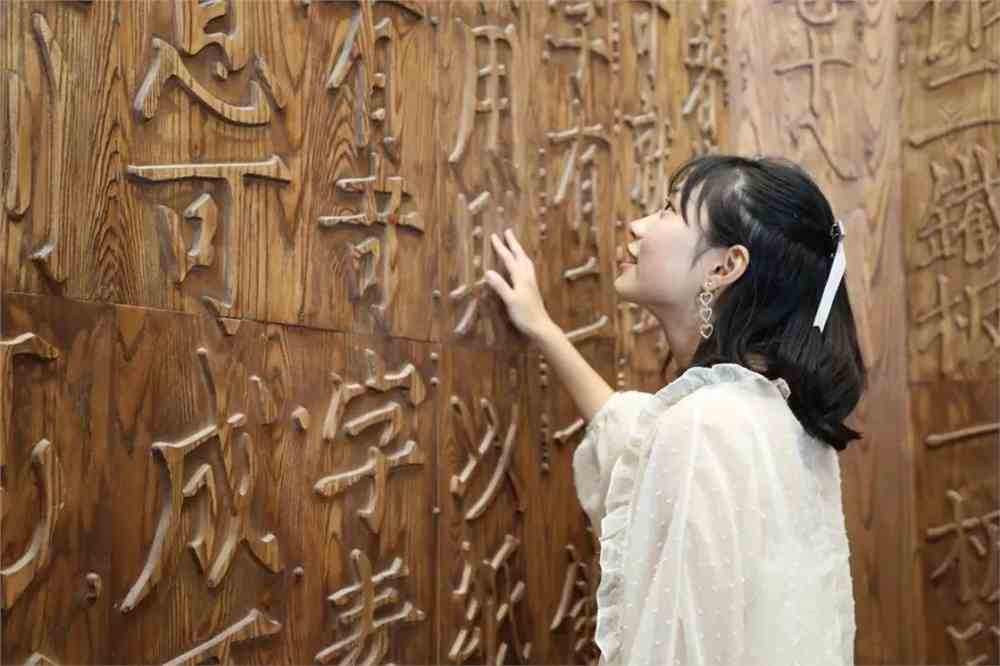 女孩敏锐指出博物馆诗句印刷漏字，展现文化自觉与责任心_反馈执行和跟进