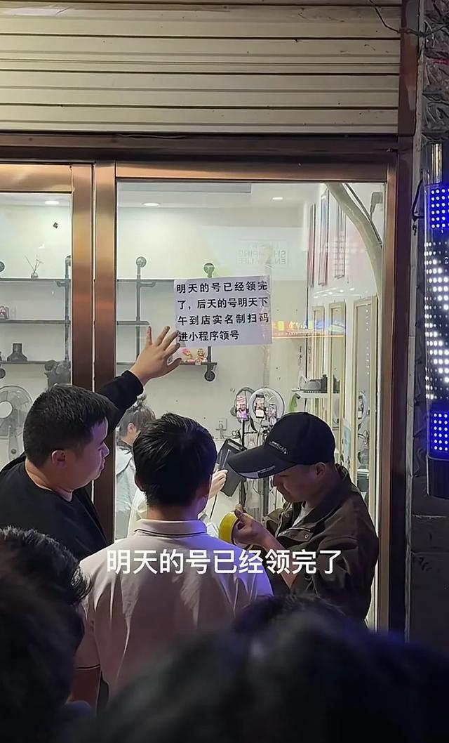 晓华在春晚后台开设理发店，跨界创新的时尚之旅_解释定义