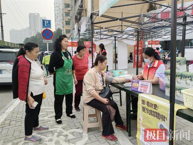 城管鼓励商户店外摆摊，多挣点儿钱_最佳精选落实