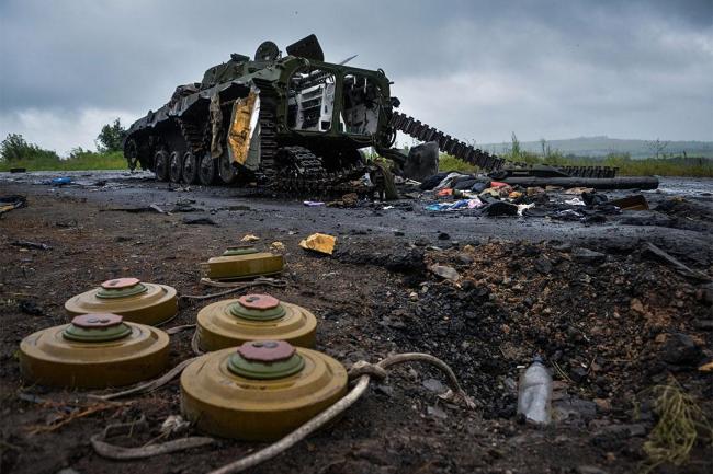 乌士兵骑摩托不慎压中地雷，瞬间引爆火海生命垂危_精密解答