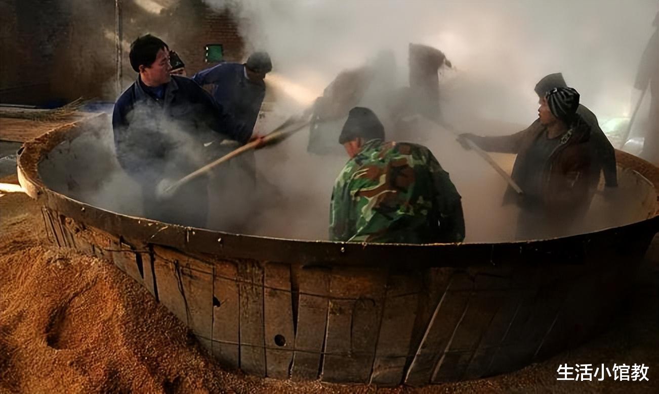 老人在地窖蒸三千斤糯米酿酒，却遭遇中毒危机_动态词语解释