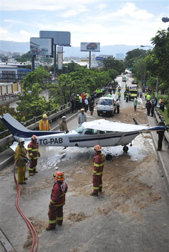 两架客机在危地马拉上空险相撞，航空安全的严峻挑战_落实到位解释