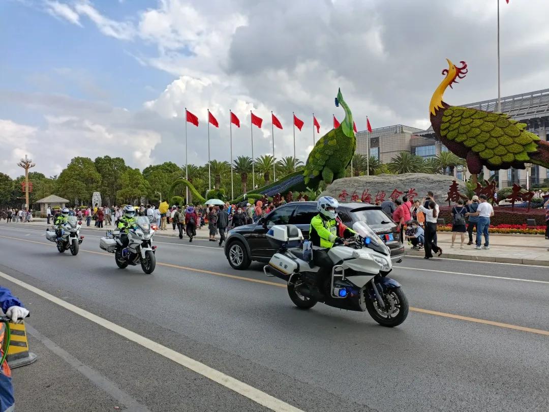 交警人还没到嘴先出警，现代警务的高效与担当_权威解释