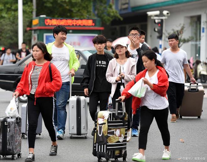 第一批回家的大学生已经想开学了_精选解释