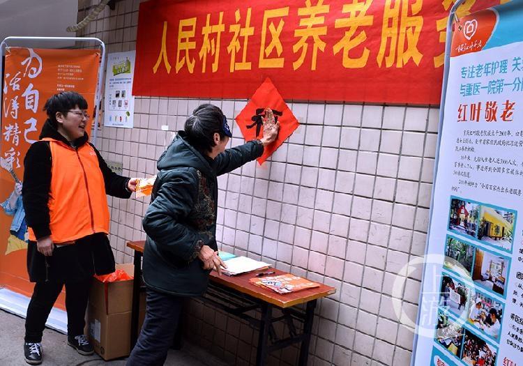 邻里纷争，邻居占据公共位贴春联引发的思考_精选解释落实