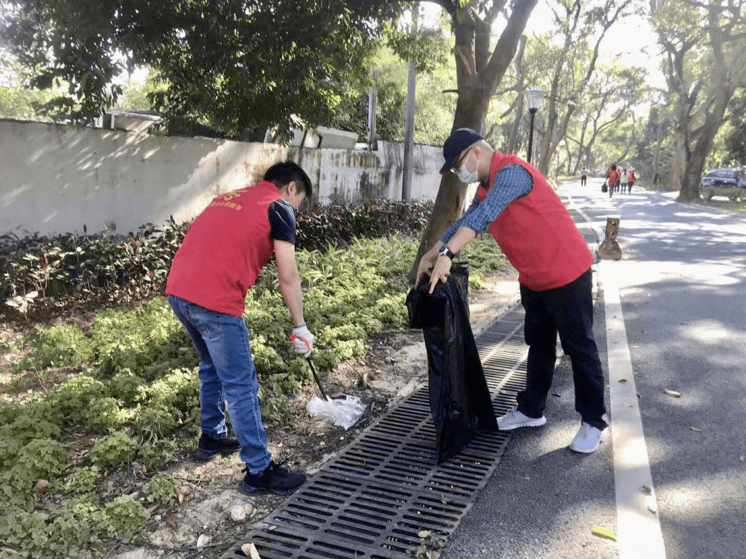 村民集体打扫回村路迎接归乡人_执行落实