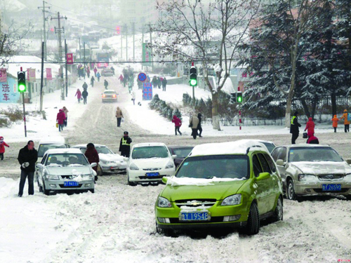 女子自驾返乡遇暴雪开6场直播问路