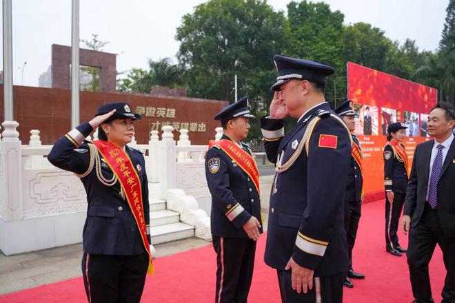 江苏公安功模民警代表亮相无锡分会场，光荣与担当的汇聚_解答解释