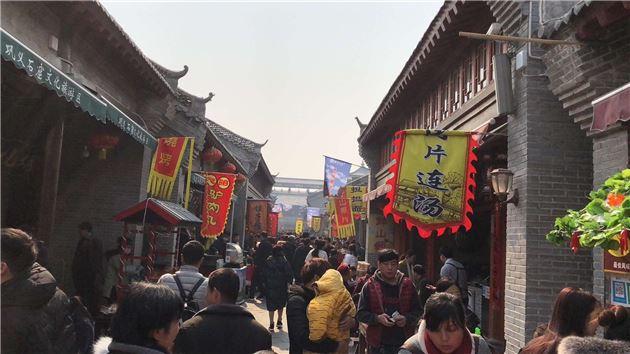 大年初一全国多地景区游客爆满，旅游热潮再现盛景_说明落实