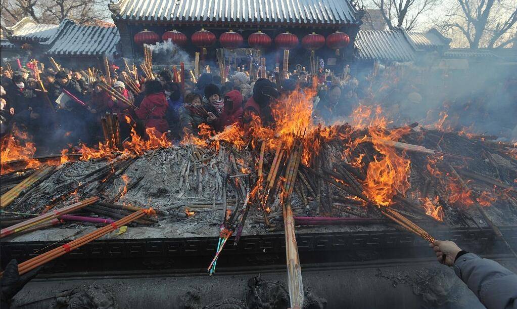 雍和宫现抢头香大场面_精准解答落实