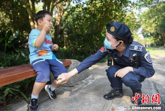 西湖保安一天捡七八个小孩，守护儿童安全的责任与行动_精选解释落实