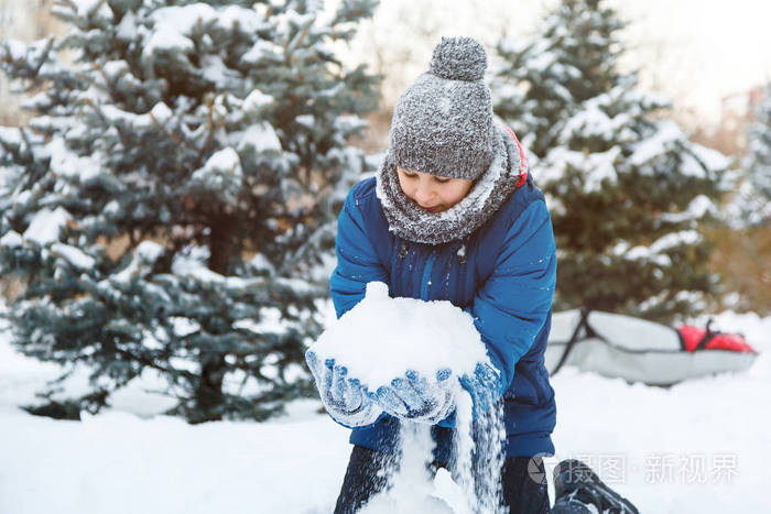 美男子用婴儿清积雪，一场冬日里的暖心行动_精准解答落实