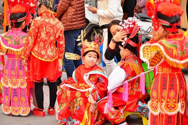 陈凯歌陈红一家四口春节拜妈祖，传统与家庭的温馨交融_反馈落实