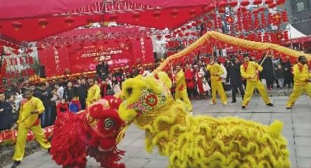 外国留学生逛庙会，下次还想来！_明确落实