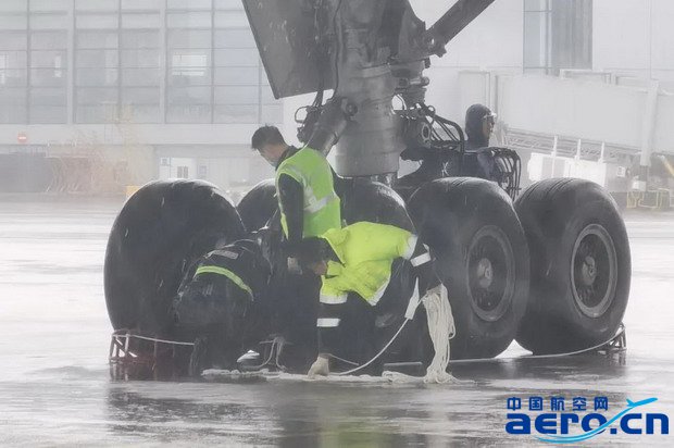 机舱座位下发现炮仗，航空安全与旅客体验的挑战_精密解答落实