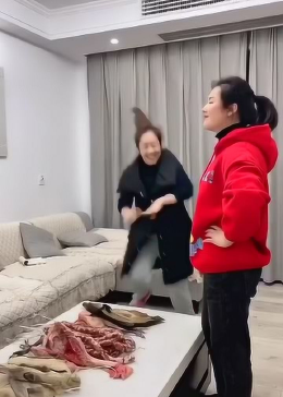 女儿回家过年发现妈妈成网红，岁月静好的逆袭故事_反馈执行和落实力