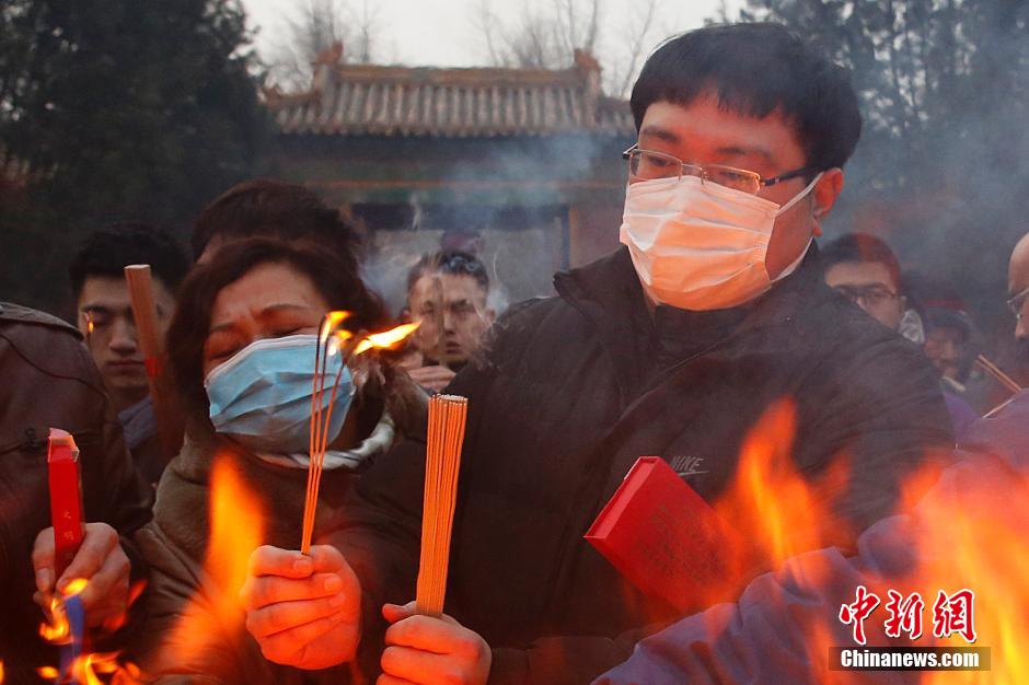 消防队回应帮游客焚香开光，服务为民，职责所在_精准解释落实