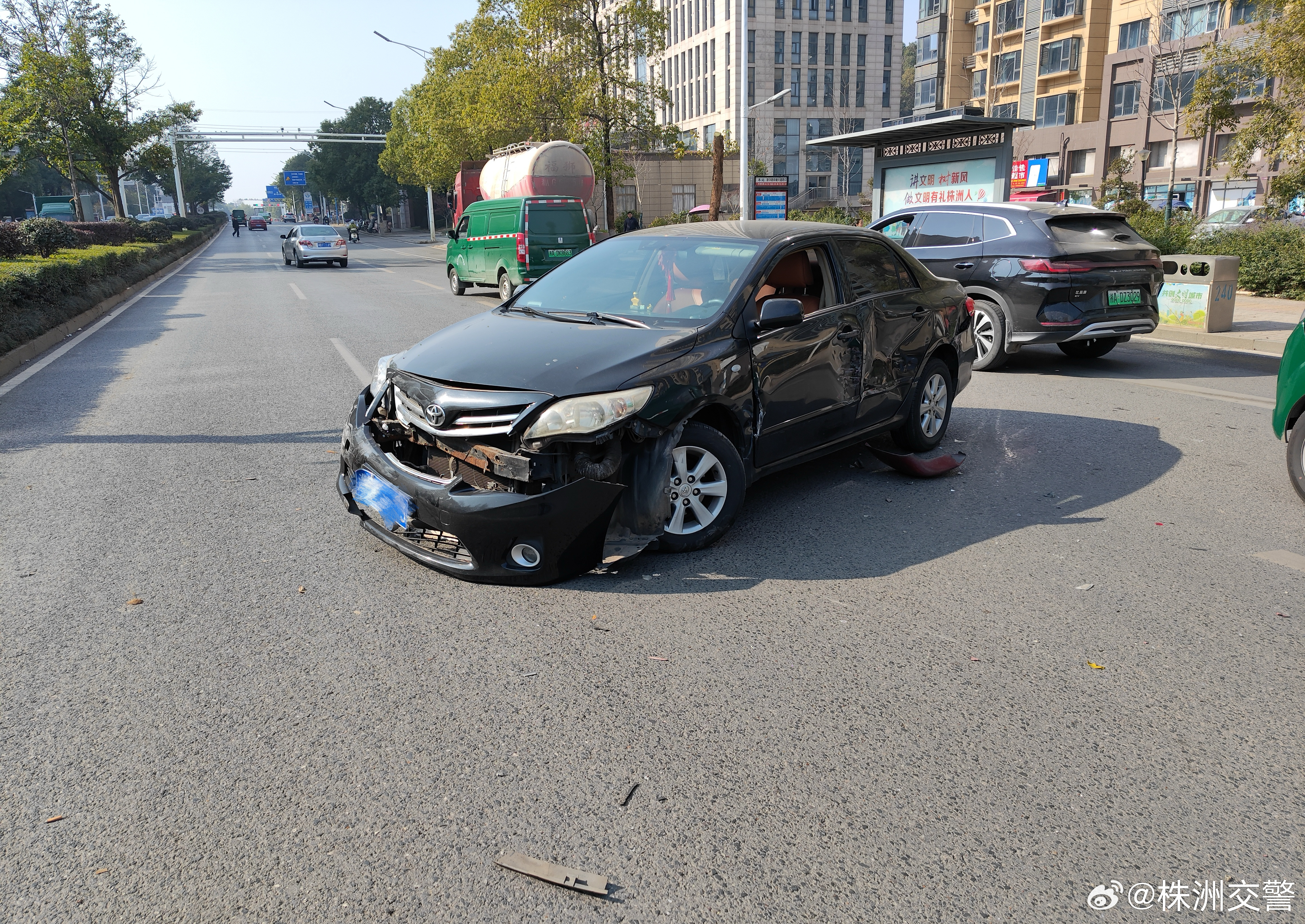 小车实线变道大巴车避让不及酿事故_具体执行和落实