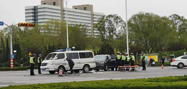 四川一载有病患救护车侧翻事件，救援与反思_贯彻落实