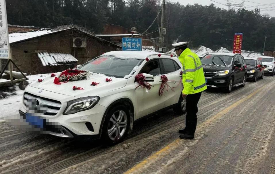 警车护航下的浪漫婚礼，守护与祝福的完美结合_知识解释