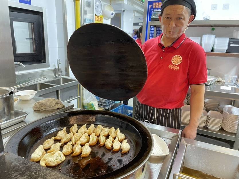 炉中高手，师傅八分钟贴满一百四十个烧饼的技艺_精选解释