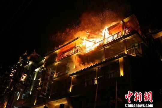 凤凰古城一建筑起火事件，反思与启示_实施落实