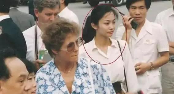 泰国总理发视频感谢中国女保镖，中泰友谊的见证与深化_词语解释