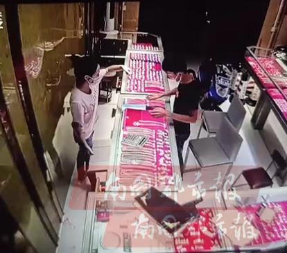 金店爆满现象，有人排队13小时才能进店_反馈内容和总结