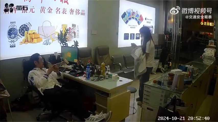 女生深夜独坐店门口，老板发现后报警_逐步落实和执行