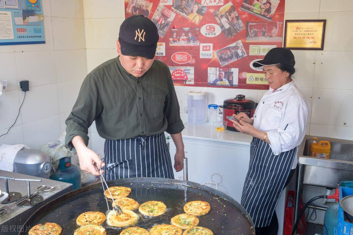 葱油饼老板因跳投卖饼走红