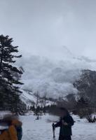 雪崩惊魂，亲历者揭秘瞬间吞噬的恐怖力量，雪崩冲击波震撼来袭！_动态词语解释