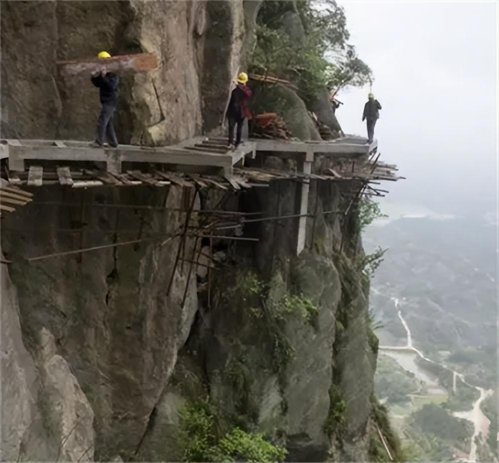 惊天悲剧，女孩逃票进入景区不幸坠亡，景区竟被判无责！_全面解释落实